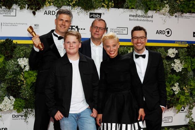 Deutscher Filmpreis 2022 Julius Weckauf mit Daniel Ehrenberg und Tobias Wiemann und Jytte-Merle Böhrnsen auf dem roten Teppich bei der Verleihung der Lola - Deutscher Filmpreis 2021 im Palais am Funkturm in der Messe Berlin. Copyright: xEventpressxGolejewskix