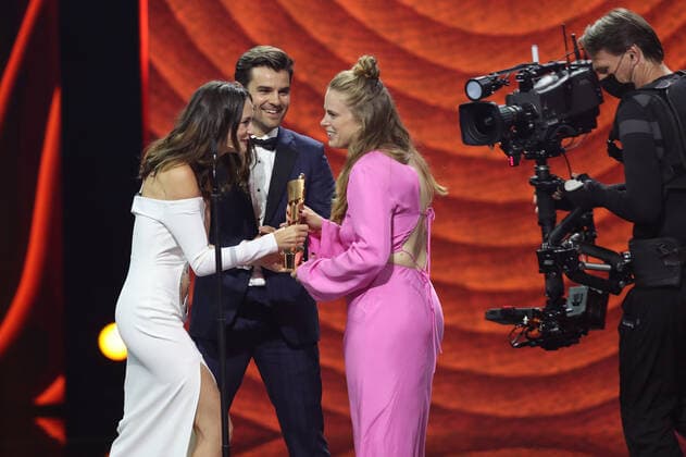 Deutscher Filmpreis 2022 Laudatoren BESTES SZENENBILD Nachhaltigkeitsbotschafter:innen Lea van Acken & Lucas Reiber und Preisträger:in BESTES SZENENBILD Myrna Drews LIEBER THOMAS bei der Verleihung der Lola - Deutscher Filmpreis 2022 im Palais am Funkturm in Berlin 24.06.2022 Copyright: xEventpressx