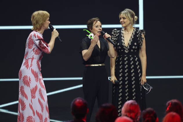 Deutscher Filmpreis 2022 BERND EICHINGER PREIS Sandra HuÌˆller, Laura Tonke, Eva LoÌˆbau bei der Verleihung der Lola - Deutscher Filmpreis 2022 im Palais am Funkturm in Berlin 24.06.2022 Copyright: xEventpressx