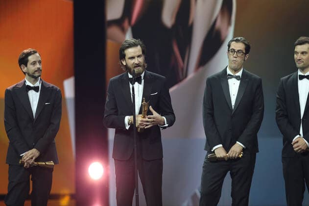 Deutscher Filmpreis 2022 Preisträger BESTE TONGESTALTUNG Jonathan Schorr, Dominik Leube, Gregor Bonse, John Gürtler NIEMAND IST BEI DEN KÄLBERN bei der Verleihung der Lola - Deutscher Filmpreis 2022 im Palais am Funkturm in Berlin 24.06.2022 Copyright: xEventpressx