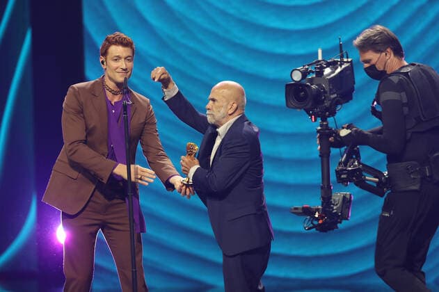 Deutscher Filmpreis 2022 Laudator BESTE KAMERA und BILDGESTALTUNG Daniel Donskoy und Preisträger:in BESTE KAMERA & BILDGESTALTUNG Johann Feindt LIEBER THOMAS bei der Verleihung der Lola - Deutscher Filmpreis 2022 im Palais am Funkturm in Berlin 24.06.2022 Copyright: xEventpressx