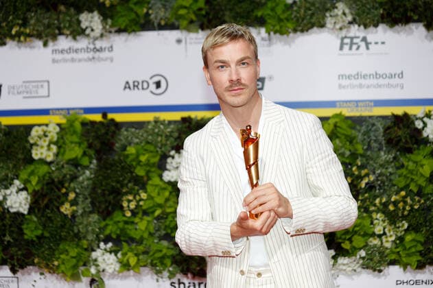 Deutscher Filmpreis 2022 Albrecht Schuch auf dem roten Teppich bei der Verleihung der Lola - Deutscher Filmpreis 2021 im Palais am Funkturm in der Messe Berlin. Copyright: xEventpressxGolejewskix