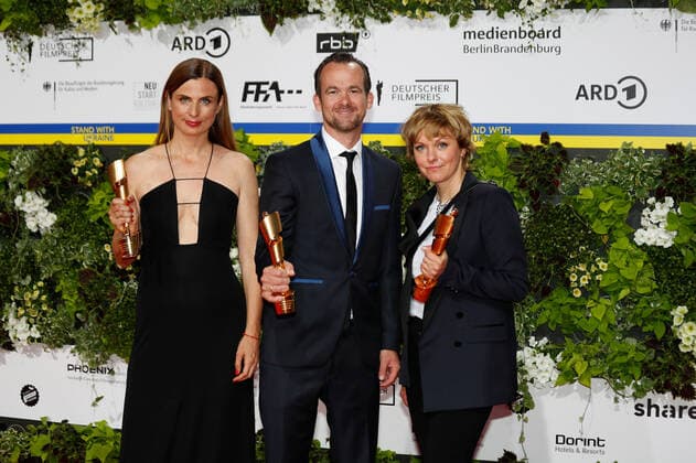 Deutscher Filmpreis 2022 Komplizen Film - Janine Jackowski und Jonas Dornbach und Maren Ade Jonas Dornbach auf dem roten Teppich bei der Verleihung der Lola - Deutscher Filmpreis 2021 im Palais am Funkturm in der Messe Berlin. Copyright: xEventpressxGolejewskix