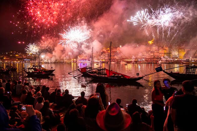 News Themen der Woche KW25 News Bilder des Tages Menschen feiern Sao Joao (Johannesfest) in den Strassen von Porto, Portugal am 23. Juni 2022. Die Feierlichkeiten konnten zum ersten mal seit zwei Jahren ohne Coronavirus-Restriktionen stattfinden. Typisch in Porto ist für die Feierlichkeiten das Essen von Sardinen, Plastikhammern mit denen man die Koepfe der anderen Passanten schlaegt, die Nutzung von Basilikum Pflanzen, Lauch-Blumen und das Leuchten von Papier-Lanternen, die man im Himmel fliegen laesst. Johannesfest in Porto *** People celebrate Sao Joao St. Johns Day in the streets of Porto, Portugal on June 23, 2022 The celebrations could take place for the first time in two years without coronavirus restrictions Typical in Porto for the celebrations is the eating of sardines, plastic