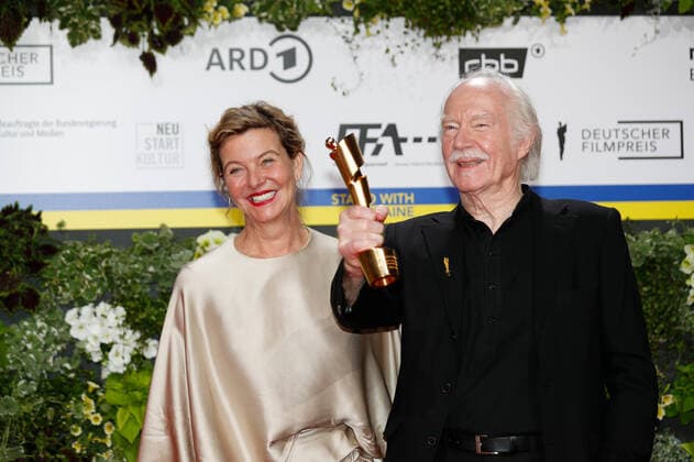 Deutscher Filmpreis 2022 Margarita Broich mit Jürgen Jürges auf dem roten Teppich bei der Verleihung der Lola - Deutscher Filmpreis 2021 im Palais am Funkturm in der Messe Berlin. Copyright: xEventpressxGolejewskix