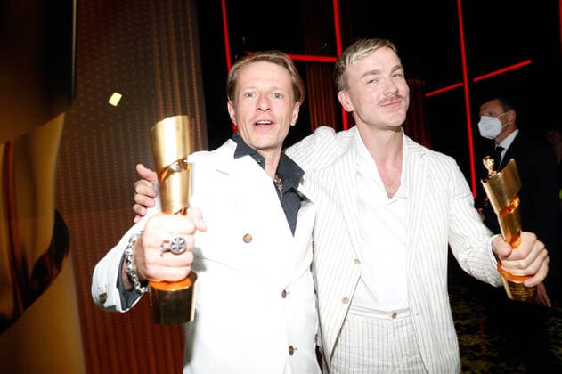 Deutscher Filmpreis 2022 Alexander Scheer und Albrecht Schuch auf der Party bei der Verleihung der Lola - Deutscher Filmpreis 2021 im Palais am Funkturm in der Messe Berlin. Copyright: xEventpressxGolejewskix