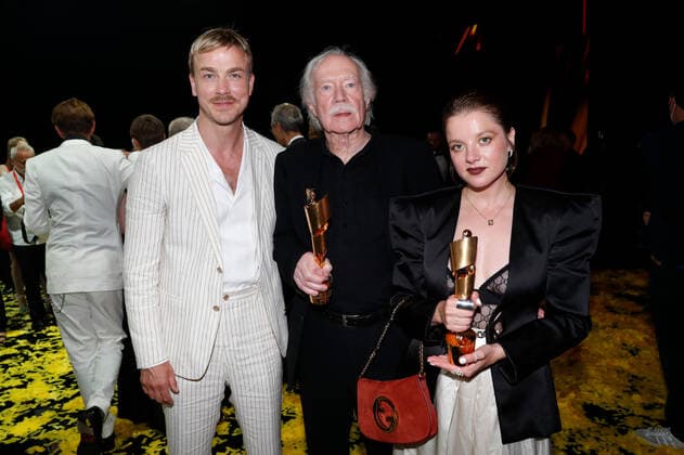 Deutscher Filmpreis 2022 Albrecht Schuch und Jürgen Jürges mit Jella Haase auf der Party bei der Verleihung der Lola - Deutscher Filmpreis 2021 im Palais am Funkturm in der Messe Berlin. Copyright: xEventpressxGolejewskix