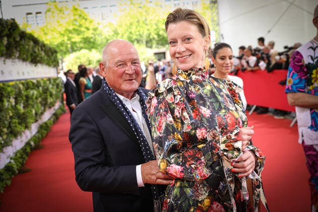 Deutscher Filmpreis 2022 Burghart Klaußner mit Caroline Peters Deutscher Filmpreis 2022 Verleihung im Palais am Funkturm in Berlin *** German Film Award 2022 Burghart Klaußner with Caroline Peters German Film Award 2022 ceremony at the Palais am Funkturm in Berlin Copyright: xEventpressxFuhrx