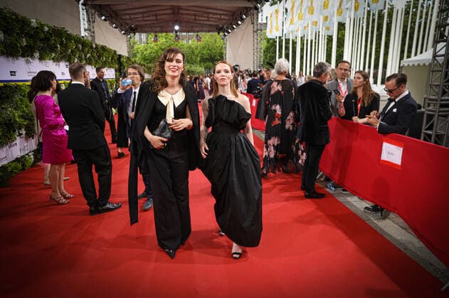 Deutscher Filmpreis 2022 Nora Tschirner mit Karoline Herfurth Deutscher Filmpreis 2022 Verleihung im Palais am Funkturm in Berlin Copyright: xEventpressxFuhrx