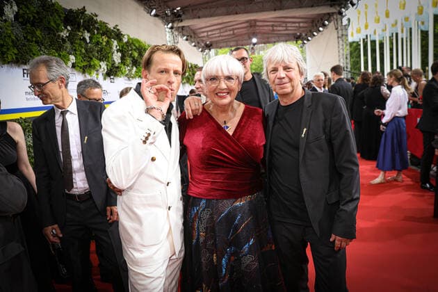 Entertainment Bilder des Tages Deutscher Filmpreis 2022 Alexander Scheer und Andreas Dresen mit Claudia Roth Deutscher Filmpreis 2022 Verleihung im Palais am Funkturm in Berlin Copyright: xEventpressxFuhrx