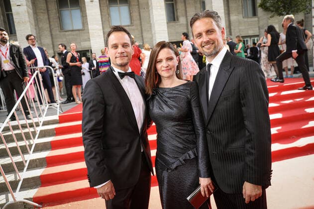 Axel Schreiber gestorben Deutscher Filmpreis 2022 Vinzenz Kiefer und Jennifer Ulrich und Axel Schreiber Deutscher Filmpreis 2022 Verleihung im Palais am Funkturm in Berlin *** German Film Award 2022 Vinzenz Kiefer and Jennifer Ulrich and Axel Schreiber German Film Award 2022 ceremony at the Palais am Funkturm in Berlin Copyright: xEventpressxFuhrx