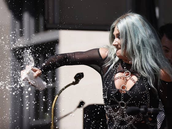 Entertainment Bilder des Tages Kesha performs at the Stonewall National Monument Visitor Center groundbreaking ceremony outside of the Stonewall Inn on Friday, June 24, 2022 in New York City.  NYP20220624136 JohnxAngelillo