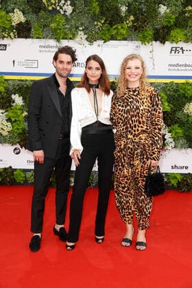 Deutscher Filmpreis 2022 Maximilian Befort mit Luise Befort mit Luisa-Celine Gaffron auf dem roten Teppich bei der Verleihung der Lola - Deutscher Filmpreis 2021 im Palais am Funkturm in der Messe Berlin. Copyright: xEventpressxGolejewskix