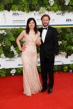 Deutscher Filmpreis 2022 Jasmin Tabatabai mit Freund Andreas Pietschmann auf dem roten Teppich bei der Verleihung der Lola - Deutscher Filmpreis 2021 im Palais am Funkturm in der Messe Berlin. Copyright: xEventpressxGolejewskix