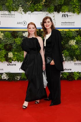 Deutscher Filmpreis 2022 Karoline Herfurth mit Nora Tschirner auf dem roten Teppich bei der Verleihung der Lola - Deutscher Filmpreis 2021 im Palais am Funkturm in der Messe Berlin. Copyright: xEventpressxGolejewskix