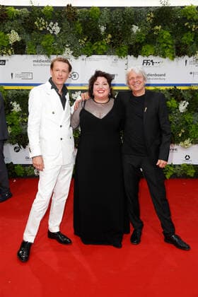 Deutscher Filmpreis 2022 Alexander Scheer mit Meltem Kaptan und Andreas Dresen auf dem roten Teppich bei der Verleihung der Lola - Deutscher Filmpreis 2021 im Palais am Funkturm in der Messe Berlin. Copyright: xEventpressxGolejewskix