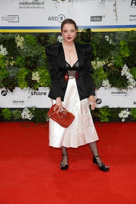 Deutscher Filmpreis 2022 Jella Haase auf dem roten Teppich bei der Verleihung der Lola - Deutscher Filmpreis 2021 im Palais am Funkturm in der Messe Berlin. Copyright: xEventpressxGolejewskix