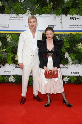 Deutscher Filmpreis 2022 Albrecht Schuch mit Jella Haase auf dem roten Teppich bei der Verleihung der Lola - Deutscher Filmpreis 2021 im Palais am Funkturm in der Messe Berlin. Copyright: xEventpressxGolejewskix