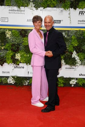 Deutscher Filmpreis 2022 Gisi Herbst mit Christoph Maria Herbst auf dem roten Teppich bei der Verleihung der Lola - Deutscher Filmpreis 2021 im Palais am Funkturm in der Messe Berlin. Copyright: xEventpressxGolejewskix