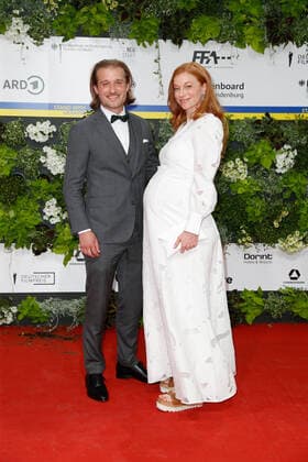 Entertainment Bilder des Tages Deutscher Filmpreis 2022 Marleen Lohse (hochschwanger) mit Max Montgomery auf dem roten Teppich bei der Verleihung der Lola - Deutscher Filmpreis 2021 im Palais am Funkturm in der Messe Berlin. Copyright: xEventpressxGolejewskix