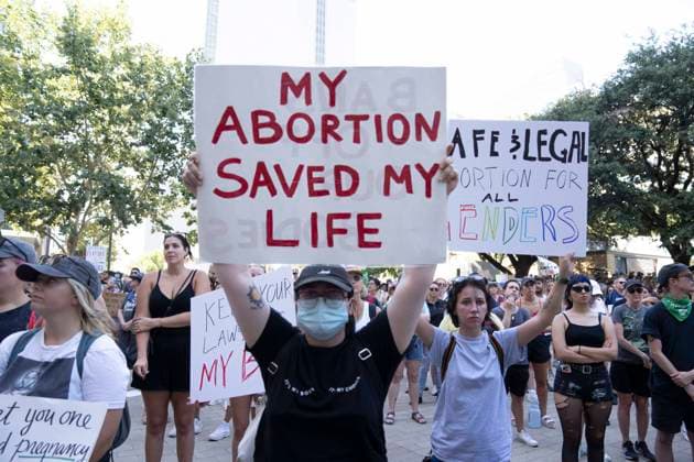 June 24, 2022, Austin, TX, United States: A thousand Texans rally at the Federal Courthouse and later march to the Texas Capitol in Austin protesting the U.S. Supreme Court decision that eliminates the 50-year old constitutional protection to abortion rights. The ban was expected as a draft version leaked from the Court last month. Austin United States - ZUMAd150 20220624_znp_d150_032 Copyright: xBobxDaemmrichx