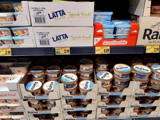 Einkauf in einem Supermarkt oder Discounter zu Zeiten von Corona und Krieg in der Ukraine. Einkauf in Zeiten von Corona und Krieg in der Ukraine *** Shopping in a supermarket or discount store at the time of Corona and war in Ukraine Shopping at the time of Corona and war in Ukraine