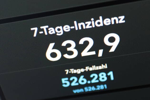 Dashboard des RKI, die 7-Tage-Inzidenz liegt nun bei 632,9 7-Tage-Inzidenz, Dashboard des RKI auf einem Monitor am 25.06.2022 in Siegen Deutschland.