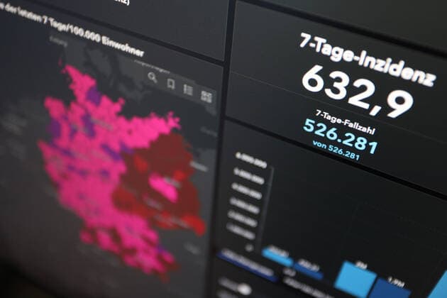 Dashboard des RKI, die 7-Tage-Inzidenz liegt nun bei 632,9 7-Tage-Inzidenz, Dashboard des RKI auf einem Monitor am 25.06.2022 in Siegen Deutschland.