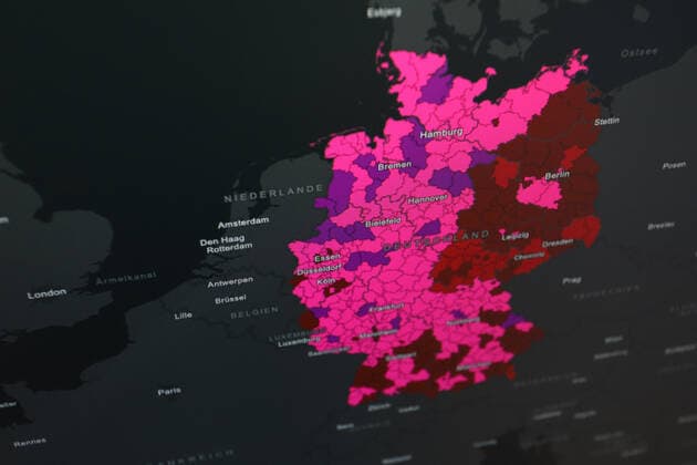 Dashboard des RKI, die 7-Tage-Inzidenz liegt nun bei 632,9 7-Tage-Inzidenz, Dashboard des RKI auf einem Monitor am 25.06.2022 in Siegen Deutschland.