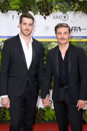 Jannik Schümann mit Freund Felix Kruck bei der 72. Verleihung des Deutschen Filmpreises 2022 im Palais am Funkturm in der Messe Berlin. Berlin, 24.06.2022