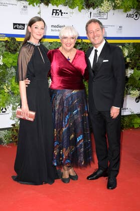 Alexandra Maria Lara, Claudia Roth und Florian Gallenberger bei der 72. Verleihung des Deutschen Filmpreises 2022 im Palais am Funkturm in der Messe Berlin. Berlin, 24.06.2022