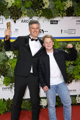 Daniel Ehrenberg und Julius Weckauf bei der 72. Verleihung des Deutschen Filmpreises 2022 im Palais am Funkturm in der Messe Berlin. Berlin, 24.06.2022