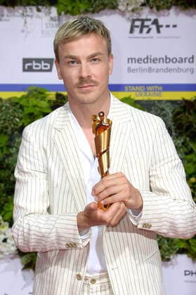 Albrecht Schuch bei der 72. Verleihung des Deutschen Filmpreises 2022 im Palais am Funkturm in der Messe Berlin. Berlin, 24.06.2022