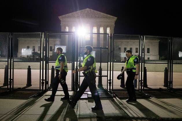 June 25, 2022, Washington, District of Columbia, United States: Police guard the Supreme Court of the United States after a conservative majority struck down Roe v Wade. The Court s decision in Dobbs v Jackson Women s Health overturns the landmark 50-year-old Roe v Wade case and erases a federal right to an abortion. Washington United States - ZUMAs197 20220625_zaa_s197_003 Copyright: xJeremyxHoganx