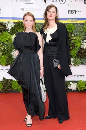 Karoline Herfurth und Nora Tschirner bei der 72. Verleihung des Deutschen Filmpreises 2022 im Palais am Funkturm in der Messe Berlin. Berlin, 24.06.2022