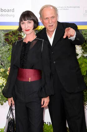 Ulrich Tukur mit Ehefrau Katharina John bei der 72. Verleihung des Deutschen Filmpreises 2022 im Palais am Funkturm in der Messe Berlin. Berlin, 24.06.2022