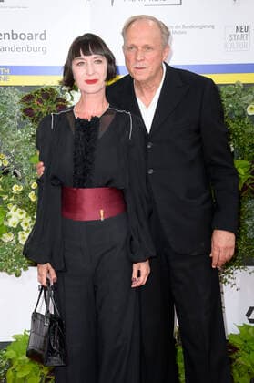 Ulrich Tukur mit Ehefrau Katharina John bei der 72. Verleihung des Deutschen Filmpreises 2022 im Palais am Funkturm in der Messe Berlin. Berlin, 24.06.2022 *** Ulrich Tukur with wife Katharina John at the 72 German Film Awards 2022 ceremony at the Palais am Funkturm in Messe Berlin Berlin, 24 06 2022 Foto:xF.xKernx xFuturexImage