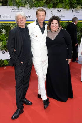 Andreas Dresen, Alexander Scheer und Meltem Kaptan bei der 72. Verleihung des Deutschen Filmpreises 2022 im Palais am Funkturm in der Messe Berlin. Berlin, 24.06.2022