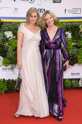 Gesine Cukrowski und Ann-Kathrin Kramer bei der 72. Verleihung des Deutschen Filmpreises 2022 im Palais am Funkturm in der Messe Berlin. Berlin, 24.06.2022