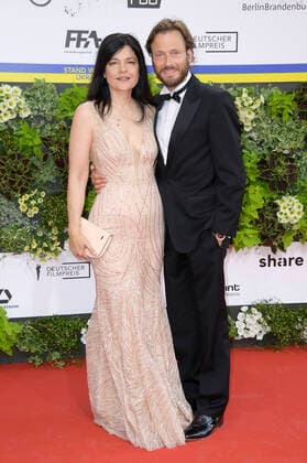 Jasmin Tabatabai und Andreas Pietschmann bei der 72. Verleihung des Deutschen Filmpreises 2022 im Palais am Funkturm in der Messe Berlin. Berlin, 24.06.2022