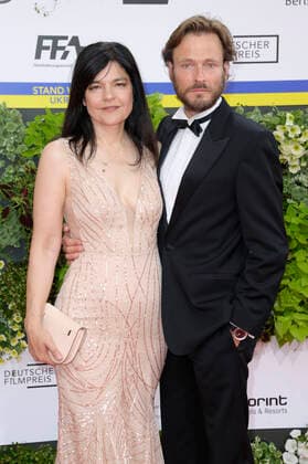 Jasmin Tabatabai und Andreas Pietschmann bei der 72. Verleihung des Deutschen Filmpreises 2022 im Palais am Funkturm in der Messe Berlin. Berlin, 24.06.2022