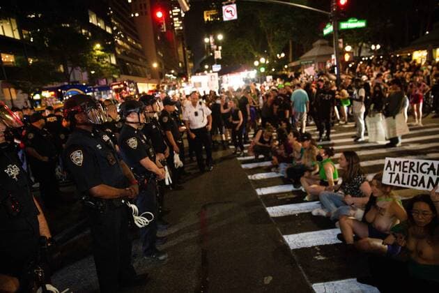 June 24, 2022, New York, United States: The NYPD get ready to make arrests during the demonstration. Pro-abortion activists flooded the streets marching from Washington Square Park to Bryant Park following the Supreme Court™s ruling overturning Roe V Wade. New York United States - ZUMAs197 20220624_zaa_s197_352 Copyright: xKarlaxCotx