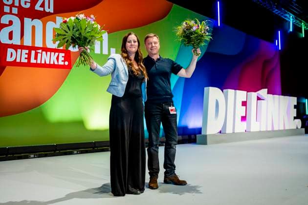 Bilder des Jahres 2022, News 06 Juni News Themen der Woche KW25 News Bilder des Tages DIE LINKE - BUNDESPARTEITAG 2022 IN ERFURT 25 06 2022 - Erfurt: Der Bundesparteitag der Partei DIE LINKE in der Messe Erfurt am 25. Juni 2022. Martin Schirdewan (DIE LINKE, Mitglied im Europaparlament) und Janine Wissler (DIE LINKE) nach der Wahl als Parteivorsitzende. _________________ *** DIE LINKE FEDERAL PARTY CONVENTION 2022 IN ERFURT 25 06 2022 Erfurt The Federal Party Congress of DIE LINKE in the Erfurt Exhibition Center on 25 June 2022 Martin Schirdewan DIE LINKE, Member of the European Parliament and Janine Wissler DIE LINKE after the election as party chairwoman