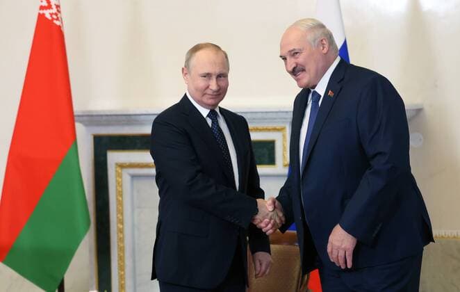 News Themen der Woche KW25 News Bilder des Tages Russia Belarus 8223690 25.06.2022 Russian President Vladimir Putin and Belarusian President Alexander Lukashenko pose for a photo during a meeting in Saint Petersburg, Russia. Mikhail Metzel Sputnik St. Petersburg Russia  Copyright: xMikhailxMetzelx