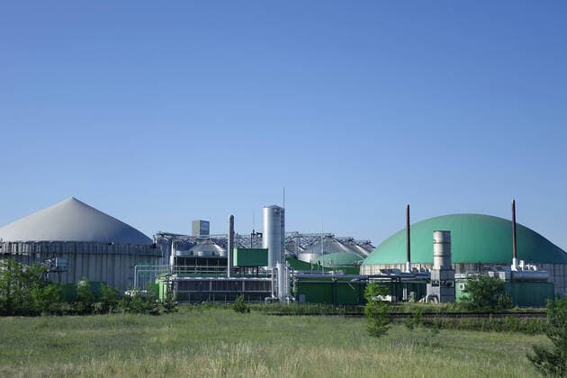 IMAGO Nature: Unsere Erde, Energiequellen, Biomasse Biogasanlage in Schwedt Biogasanlage in Schwedt, 23.06.2022, Schwedt, Neuer Hafen, Brandenburg, Eine Biogas-Anlage befindet sich im Industriegebiet am Schwedter Neuen Hafen. *** Biogas plant in Schwedt Biogas plant in Schwedt, 23 06 2022, Schwedt, New Port, Brandenburg, A biogas plant is located in the industrial area at Schwedt New Port.