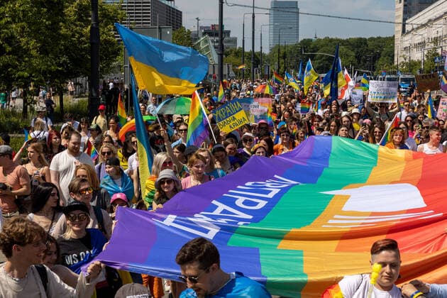 News Themen der Woche KW25 News Bilder des Tages June 25, 2022, Warsaw, mazowieckie, Poland: June 25, 2022, Warsaw, Poland: The Equality Parade is a regularly organized event aimed at showing opposition to intolerance and exclusion and supporting the idea of Ã¢â‚¬¹Ã¢â‚¬¹freedom, equality and diversity. In 2022, the Warsaw parade joined forces with the jubilee anniversary of the Equality March in Kiev. Participants show support for the Ukrainian LGBTQ + community from the first days of the war..In the photo: Warsaw Poland - ZUMAb213 20220625_zip_b213_022 Copyright: xGrzegorzxBanaszakx