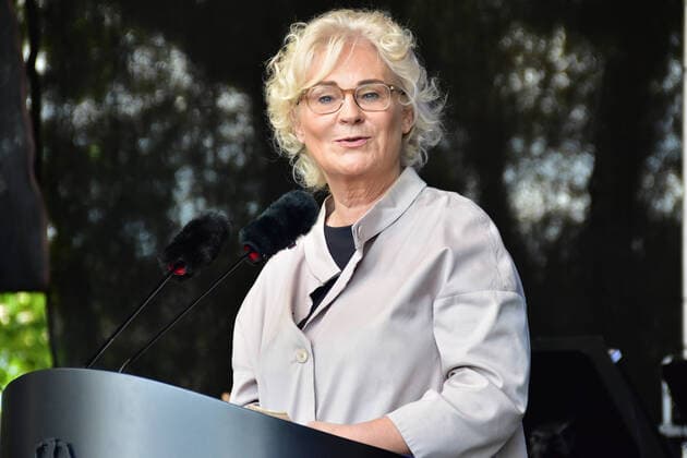 News Themen der Woche KW25 Verteidigungsministerin Christine Lambrecht beim Tag der Bundeswehr 2022 in Warendorf Verteidigungsministerin Christine Lambrecht eröffnet offiziell den Tag der Bundeswehr. Dieser findet 2022 in Warendorf statt. Hier präsentiert sich die Bundeswehr mit allen Teilstreitkräften und Dienststellen. Warendorf Nordrhein-Westfalen Deutschland *** Minister of Defense Christine Lambrecht at the Bundeswehr Day 2022 in Warendorf Minister of Defense Christine Lambrecht officially opens the Bundeswehr Day This will take place in Warendorf in 2022 Here, the Bundeswehr presents itself with all branches of the armed forces and services Warendorf North Rhine-Westphalia Germany