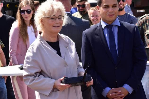 Verteidigungsministerin Christine Lambrecht beim Tag der Bundeswehr 2022 in Warendorf Verteidigungsministerin Christine Lambrecht erhält Einblicke in das Thema Robotik beim Tag der Bundeswehr. Über eine Fernbedienung bedient sie die Roboter, welche für Aufklärungsaufgaben genutzt werden. Beim Tag der Bundeswehr präsentiert sich die Bundeswehr mit allen Teilstreitkräften und Dienststellen. Warendorf Nordrhein-Westfalen Deutschland *** Defense Minister Christine Lambrecht at the Bundeswehr Day 2022 in Warendorf Defense Minister Christine Lambrecht gains insights into the topic of robotics at the Bundeswehr Day She uses a remote control to operate the robots, which are used for reconnaissance tasks At the Bundeswehr Day, the Bundeswehr pres