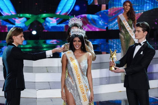 Bilder des Jahres 2022, Entertainment 06 Juni Entertainment Themen der Woche KW25 Entertainment Bilder des Tages Miss International Queen 2022 Transgender Beauty Contest Winner Miss Philippines Fuschia Anne Ravena (C) during the Miss International Queen 2022 transgender beauty contest in Pattaya, Chonburi province, Thailand, 25 June 2022. Chonburi province Chonburi province Thailand  Copyright: xAnusakxLaowilasx originalFilename: laowilas-notitle220625_npVjB.jpg