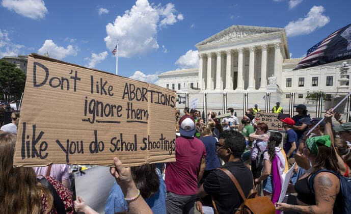 Bilder des Jahres 2022, News 06 Juni News Themen der Woche KW25 News Bilder des Tages Abortion and women rights supporters demonstrate in front of U.S. Supreme Court in Washington, DC on Saturday, June 25, 2022. The Supreme Court overturned Roe v. Wade in a 5-4 decision, eliminating the constitutional right to an abortion, some 50 years after the landmark precedent-setting 1973 decision.  WAS20220625104 PatxBenic